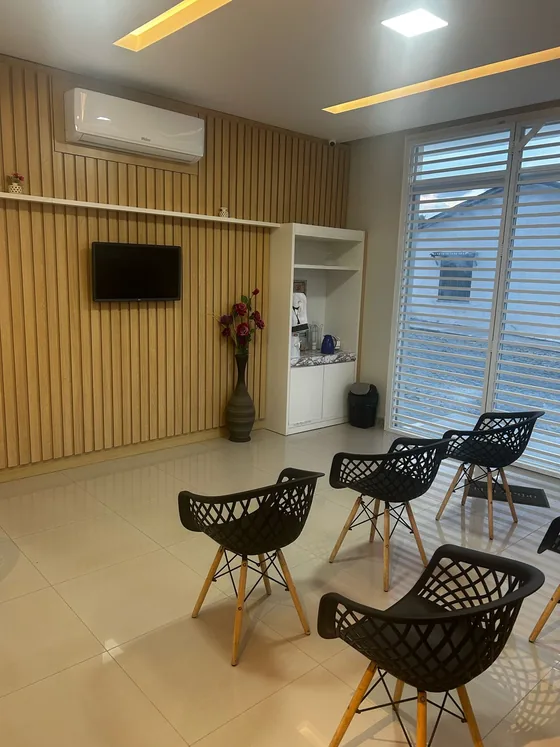 Ambiente de espera da Biolab com cadeiras e janelas amplas
