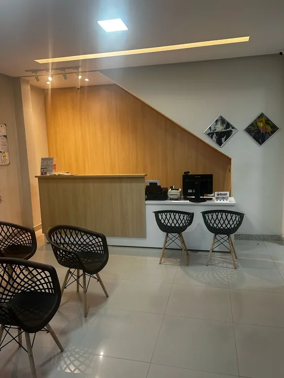 Recepção da Biolab, com balcão e cadeiras de espera